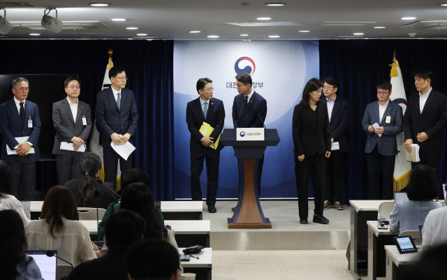 19일 서울 종로구 정부서울청사에서 열린 해킹 대응을 위한 과기정통부-금융위 합동 브리핑을 마친 류제명 과기정통부 제2차관과 권대영 금융위 부위원장(왼쪽 네번째)이 대화하고 있다. 맨 왼쪽은 롯데카드, 맨 오른쪽은 KT 관계자. 연합뉴스