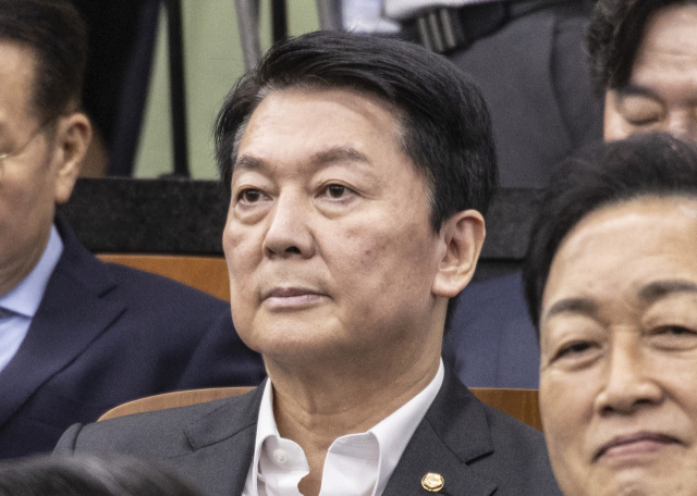 국민의힘 안철수 의원이 27일 국회에서 열린 의원총회에 참석해 송언석 원내대표의 발언을 듣고 있다. 연합뉴스