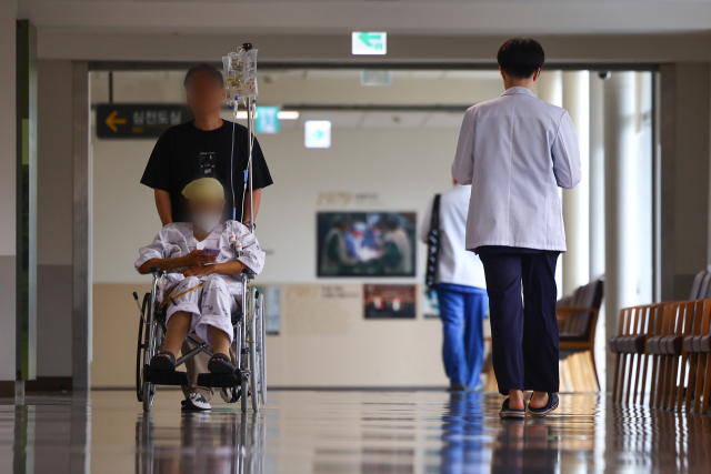 이날 서울 시내 한 대학병원에서 이동 중인 의료 관계자. 연합뉴스