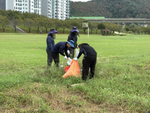 밀양시시설관리공단, 19일 밀양강변 하천 정화 활동 펼쳐