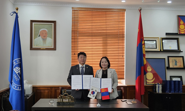 국립창원대 박민원 총장이 몽골을 대표하는 몽골국립대학교(National University of Mongolia)과 학생교류를 위한 국제협정을 체결했다. 국립창원대 제공