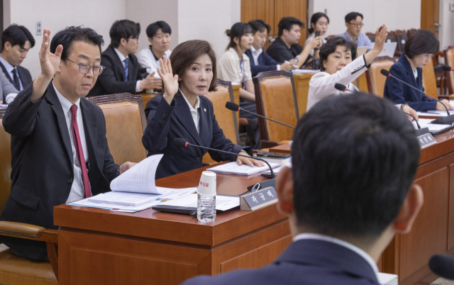 국민의힘 법사위원들이 19일 국회 법제사법위원회 법안심사제1소위원회에서 김용민 위원장에게 의사 진행 발언을 요청하고 있다. 이날 법사위 소위에서는 12·3 비상계엄의 후속조치 및 제보자 보호 등에 관한 특별법안