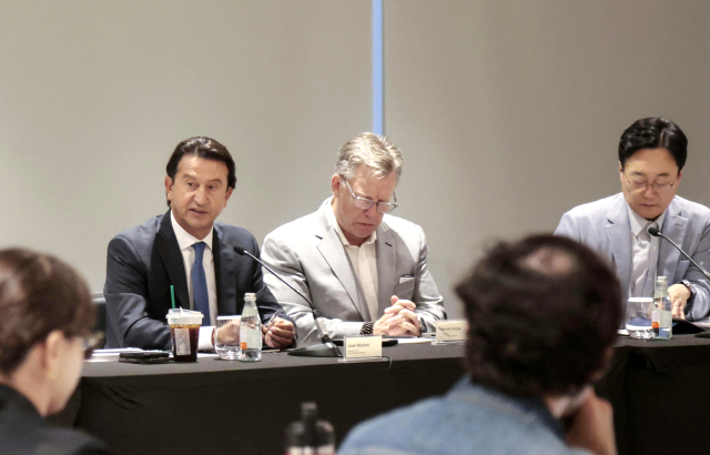 호세 무뇨스 대표이사 사장(왼쪽)이 지난 18일(현지시간) 미국 뉴욕 맨해튼 