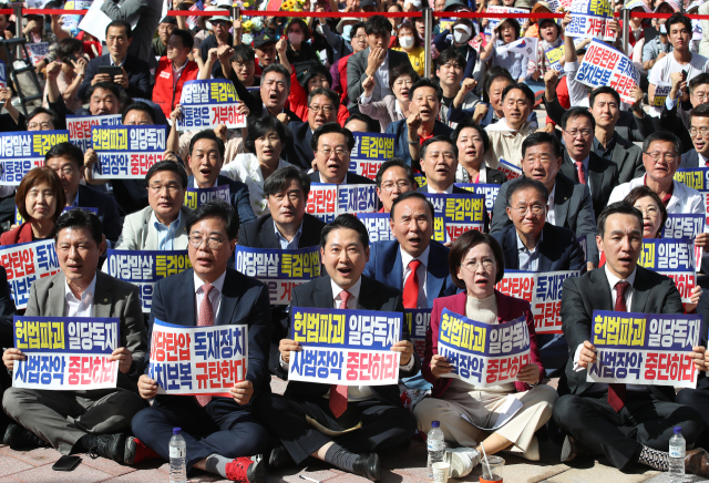 국민의힘 장동혁 대표와 송언석 원내대표를 비롯한 국민의힘 관계자들이 21일 대구 동구 동대구역 광장에서 열린 야당탄압·독재정치 국민 규탄대회에 참석해 구호를 외치고 있다. 연합뉴스