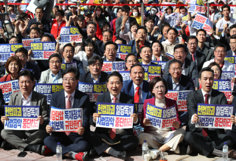 장외 이어 '무한 필리버스터'까지?…대여 총공세 나서는 野