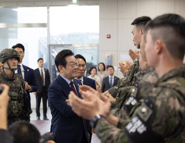 이재명 대통령이 12일 강원도 화천 7사단을 방문해 장병들을 격려하고 있다. 연합뉴스