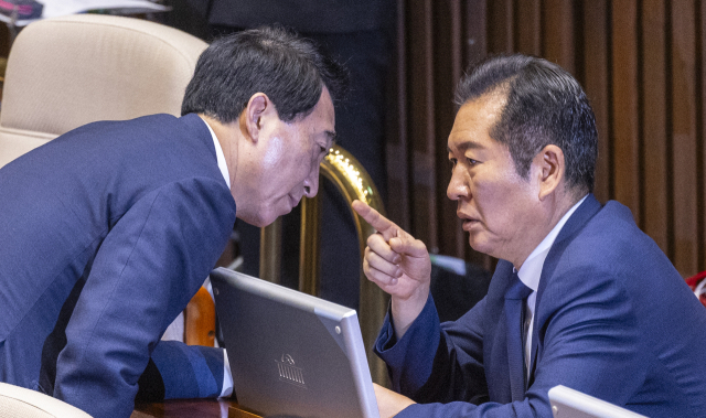 더불어민주당 정청래 대표가 10일 서울 여의도 국회 본회의에서 열린 국민의힘 송언석 원내대표의 교섭단체 대표 연설을 듣다 박수현 수석대변인과 심각히 대화하고 있다. 연합뉴스