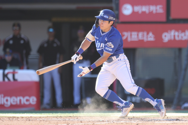 삼성 라이온즈의 김지찬이 21일 수원에서 열린 KT 위즈와의 경기 8회초 1타점 적시타를 터뜨리고 있다. 삼성 제공