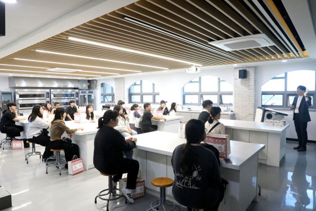 영남이공대 학과 탐방에 참가한 학생들이 글로벌베이커리과 실습실에서 학과 설명을 듣고 있다. 영남이공대 제공