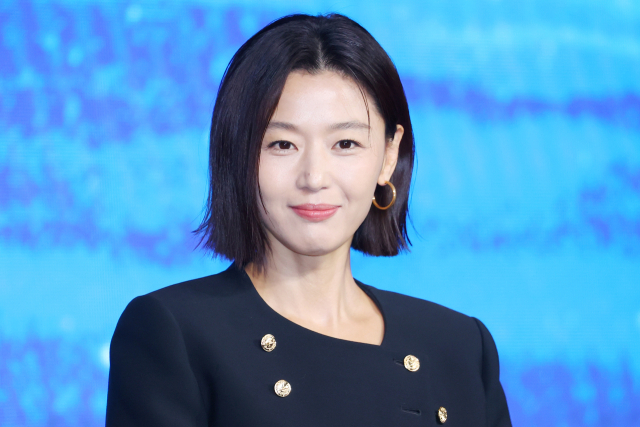 배우 전지현이 2일 서울 종로구 포시즌스호텔에서 열린 디즈니+ 오리지널 시리즈 