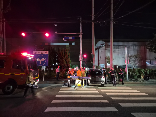 22일 오전 포항시 남구 괴동동 한 삼거리에서 발생한 교통사망사고 현장을 119 대원들이 수습하고 있다. 경북소방본부 제공.
