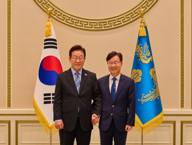 지난 2일 민주당 원외 위원장 초청 대통령실 만찬에서 이재명 대통령과 기념촬영하고 있는 김상우 교수. 더불어민주당 안동.예천지역위원회 제공