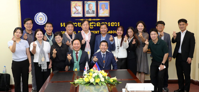 안동시와 캄보디아 노동직업훈련부는 외국인계절근로자 도입을 위한 업무 협약을 체결했다. 안동시 제공
