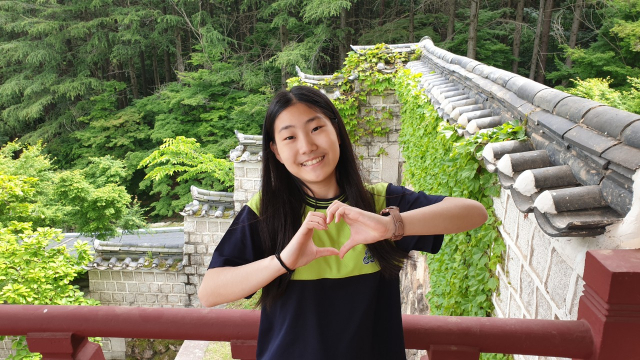 경북교육청이 추진하는 도전! 꿈 성취 인증제에 참여한 경주지역 학생이 지역 내 문화유산을 방문하고 손으로 하트모양을 그리고 있다. 경북교육청 제공