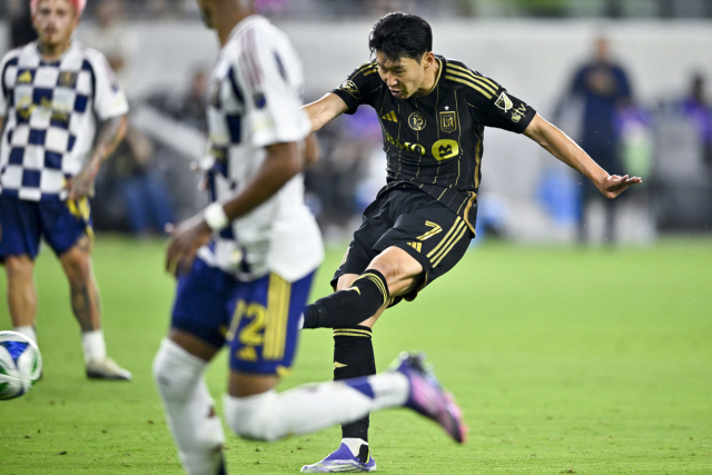 LAFC의 손흥민이 22일 미국 캘리포니아 LA의 BMO 스타디움에서 열린 MLS 레알 솔트레이크와의 경기 도중 득점에 성공하고 있다. 연합뉴스