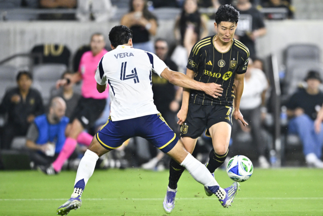 LAFC의 손흥민이 22일 미국 캘리포니아 LA의 BMO 스타디움에서 열린 MLS 홈 경기 도중 레알 솔트레이크의 브라이언 베라와 공을 다투고 있다. 연합뉴스