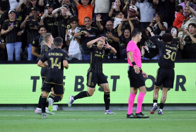 LAFC의 손흥민이 22일 미국 캘리포니아 LA의 BMO 스타디움에서 열린 MLS 레알 솔트레이크와의 경기 도중 득점에 성공한 뒤 특유의