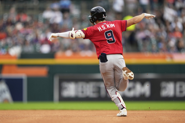 애틀랜타 브레이브스의 김하성이 22일 미국 미시간주 디트로이트의 코메리카 파크에서 열린 2025 MLB 디트로이트 타이거스와의 경기 4회초 솔로 홈런을 날린 뒤 그라운드를 돌고 있다. 연합뉴스