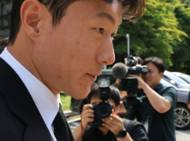 축구선수 황의조씨가 4일 서울 서초구 서울중앙지법에서 열린 성폭력범죄의 처벌 등에 관한 특례법 위반(카메라 등 이용촬영) 혐의 2심 선고재판에서 징역형 집행유예 선고를 받고 법원을 나서며 기자의 질문에 답하고 있다. 연합뉴스