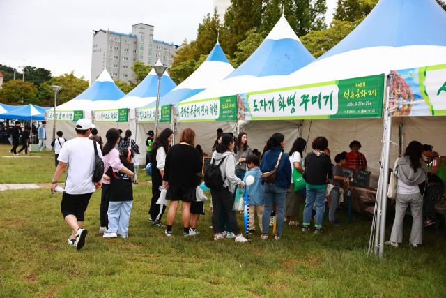 .지난해 성류문화제의 전시 및 체험행사 모습. 울진군 제공