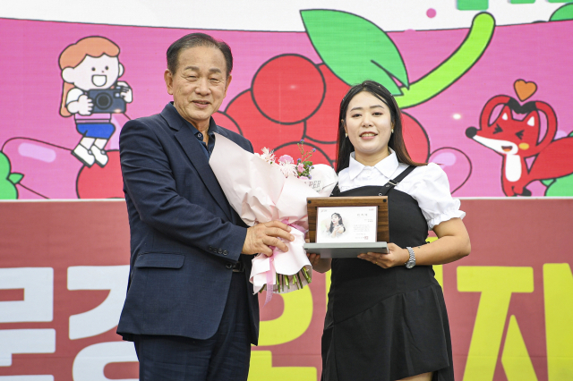 가수 한혜정이 문경시 홍보대사 26호로 위촉된 뒤 신현국 문경시장과 기념촬영을 하고 있다. 문경시 제공
