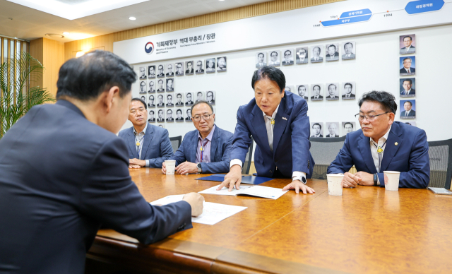 이병환 성주군수가 구윤철 경제부총리 겸 기획재정부 장관에게 지역 주요 현안사업을 설명하고 있다. 성주군 제공