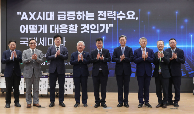 안호영 국회 환경노동위원회 위원장(왼쪽 다섯번째), 김창범 한경협 부회장(왼쪽 여섯번째)을 비롯한 내빈들이 여의도 국회의원회관 제1소회의실에서 열린 