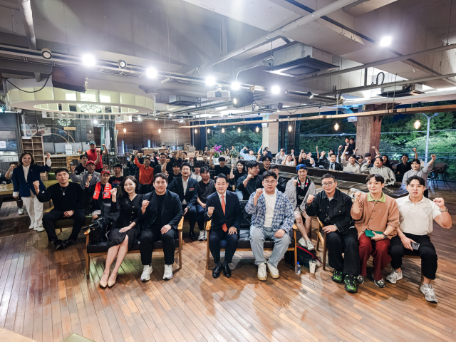 장동혁 국민의힘 대표가 지난 21일 대구 수성구의 한 카페에서 청년 70여명과 간담회를 가진 뒤 기념사진을 촬영하고 있다. 주최 측 제공