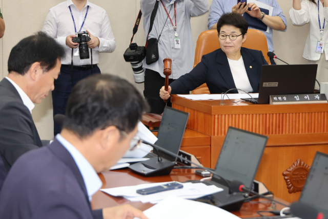 8일 국회 기획재정위원회 전체회의에서 국민의힘 소속 임이자 위원장이 국가재정법 일부개정법률안, 담배사업법 일부개정법률안 등 안건을 상정하고 있다. 연합뉴스