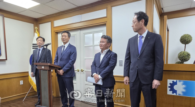 22일 경주상공회의소에서 전대욱 한국수력원자력 사장 직무대행(왼쪽 두번째)과 임직원들이 현수막 논란에 사과하면서 고개를 숙이고 있다.
