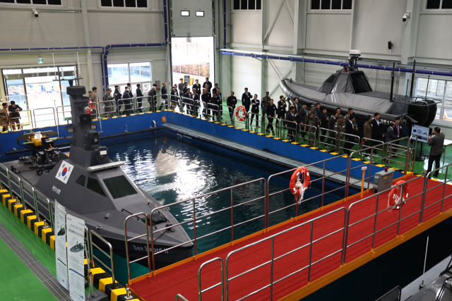 2023년 LIG넥스원 구미하우스에 준공된 무인수상정 체계통합시험동의 모습. 무인수상정은 유인 함정과 무인 체계가 연동해 작전을 수행하는 대표적인 유무인 복합전투체계(MUM-T)로 평가받는다. LIG넥스원 제공