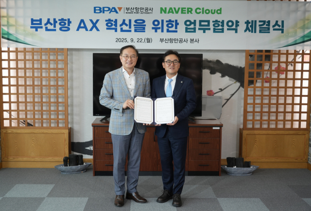 (왼쪽부터) 정원동 부산항만공사 경영부사장과 임태건 네이버클라우드 전무이사가 22일 BPA 사옥에서 