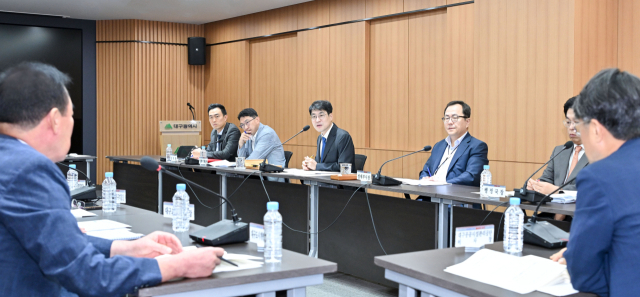 김정기 대구시장 권한대행이 22일 대구시청 동인청사에서 산하기관장 회의를 주재하고 있다. 대구시 제공.