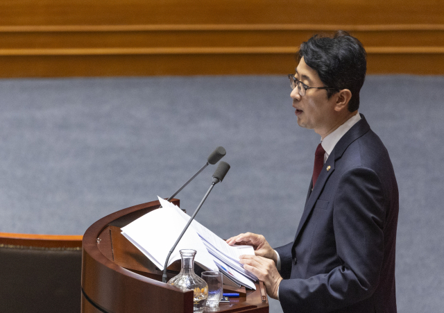 국민의힘 주진우 의원이 25일 국회에서 상법 개정안 처리와 관련해 무제한 토론(필리버스터)을 하고 있다. 연합뉴스