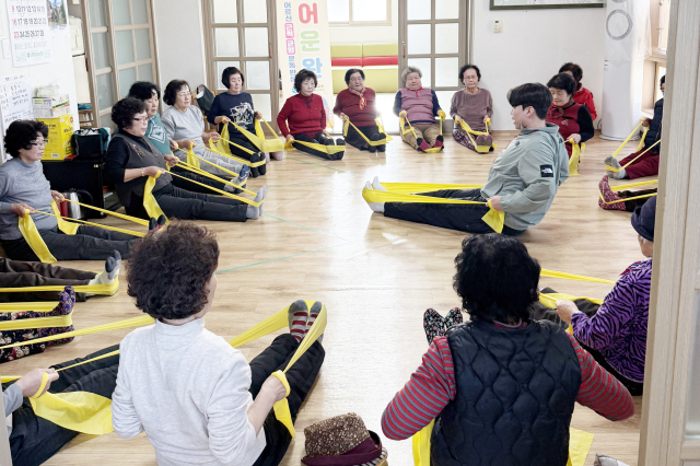 전문 강사와 함께 다리 근력을 키우는 청송군민들의 모습. 청송군 제공