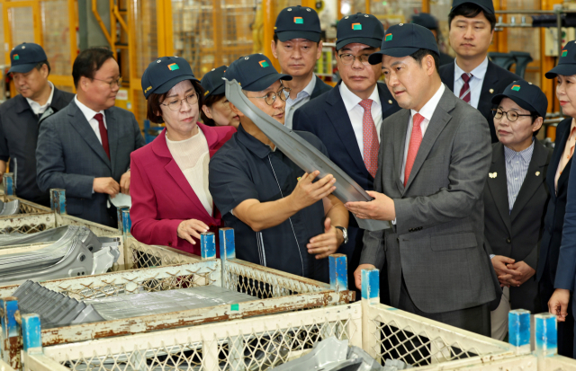 국민의힘 장동혁 대표와 송언석 원내대표가 경산시 자동차부품제조 중소기업 일지테크를 방문해 제품을 살펴보고 있다. 매일신문 DB