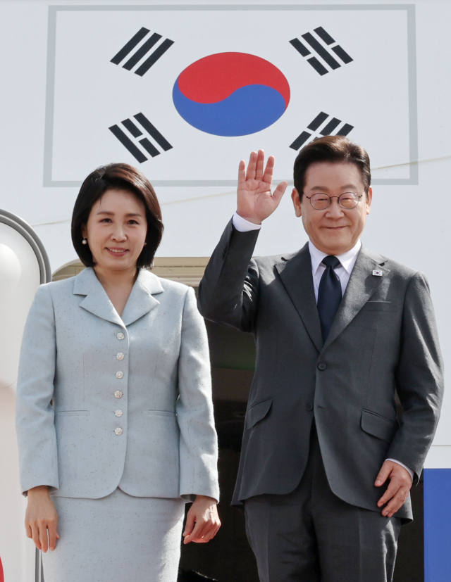 유엔총회 참석차 출국하는 이재명 대통령과 김혜경 여사가 22일 성남 서울공항에서 공군 1호기에 탑승하며 환송객들을 향해 인사하고 있다. 연합뉴스