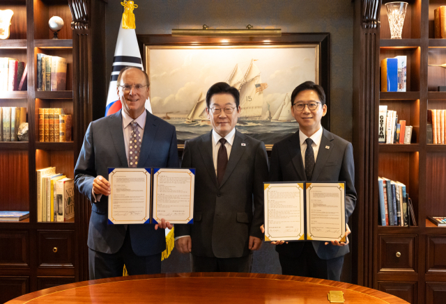 유엔총회 참석을 위해 미국을 방문한 이재명 대통령이 22일(현지시간) 뉴욕의 한 호텔에서 AI 산업 글로벌 협력을 위한 양해각서(MOU)를 체결한 뒤 래리 핑크 세계경제포럼(WEF) 의장 겸 블랙록 회장, 배경훈 과학기술정보통신부 장관과 기념촬영을 하고 있다. [공동취재] [재판매 및 DB 금지] 연합뉴스