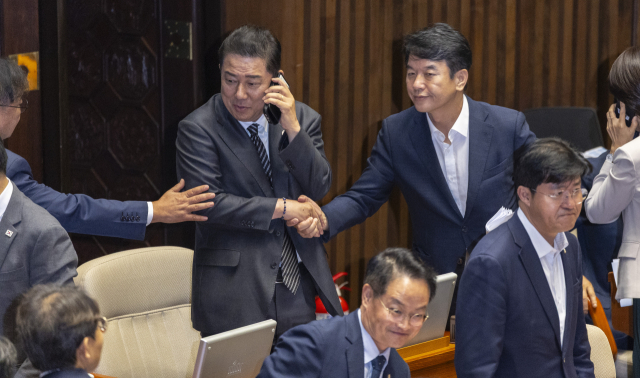 더불어민주당 김병기 원내대표와 원내지도부들이 11일 국회 본회의에서 상정된 