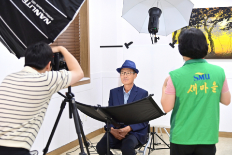 청송군, 산불 피해 어르신에 '장수사진 무료 촬영' 지원