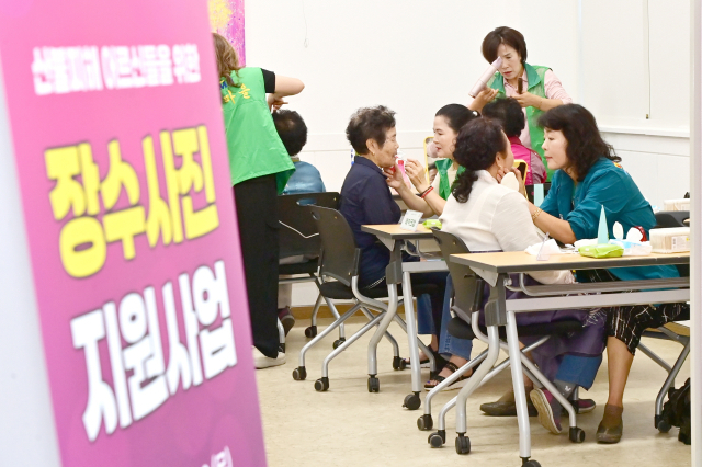 청송군(군수 윤경희)은 지난 17일부터 19일까지 3일간, 지난 3월 산불로 주택이 전소된 70세 이상 어르신 400여 명을 대상으로 장수사진 무료 촬영 지원사업을 진행했다. 청송군 제공