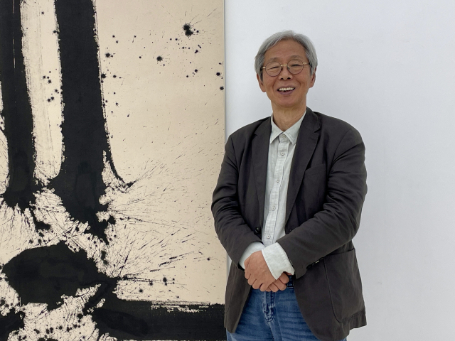 자신의 작품 앞에 선 김호득 작가. 이연정 기자