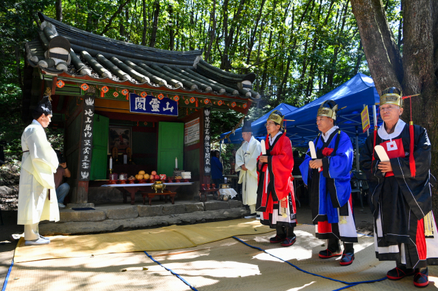 고치령 산신각에서 제례를 봉행하고 있다. 영주시 제공