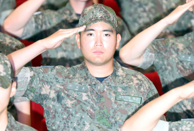 이재용 삼성전자 회장의 장남 이지호 씨가 23일 오전 경남 창원시 진해구 해군사관학교 웅포 강당에서 열린 