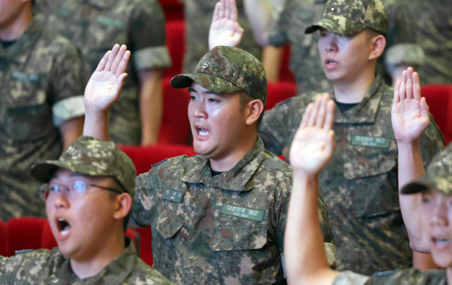 이재용 삼성전자 회장의 장남 이지호 씨 등이 23일 오전 경남 창원시 진해구 해군사관학교 웅포 강당에서 열린 