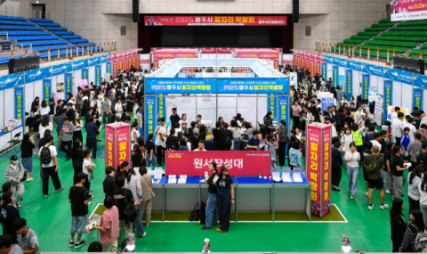  2025 영주시 일자리 박람회, 52개 기업·1천여 명 구직자 참여 대 성황