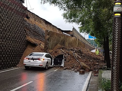 지난 7월16일 붕괴된 경기 오산 가장교차로 고가도로 옹벽. 경기도소방재난본부