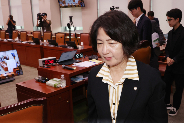 더불어민주당 소속 추미애 국회 법제사법위원장이 16일 국민의힘 나경원 의원 간사 선임 안건을 여당 주도로 부결 처리한 뒤 법사위 회의실에서 나가고 있다. 연합뉴스