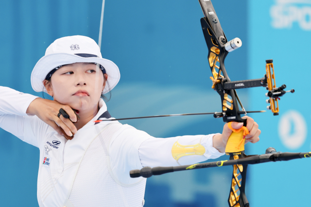 12일 광주 동구 국립아시아문화전당 5·18민주광장에서 열린 2025 세계양궁선수권대회 리커브 여자 개인전 16강에서 임시현이 화살을 쏘고 있다. 연합뉴스
