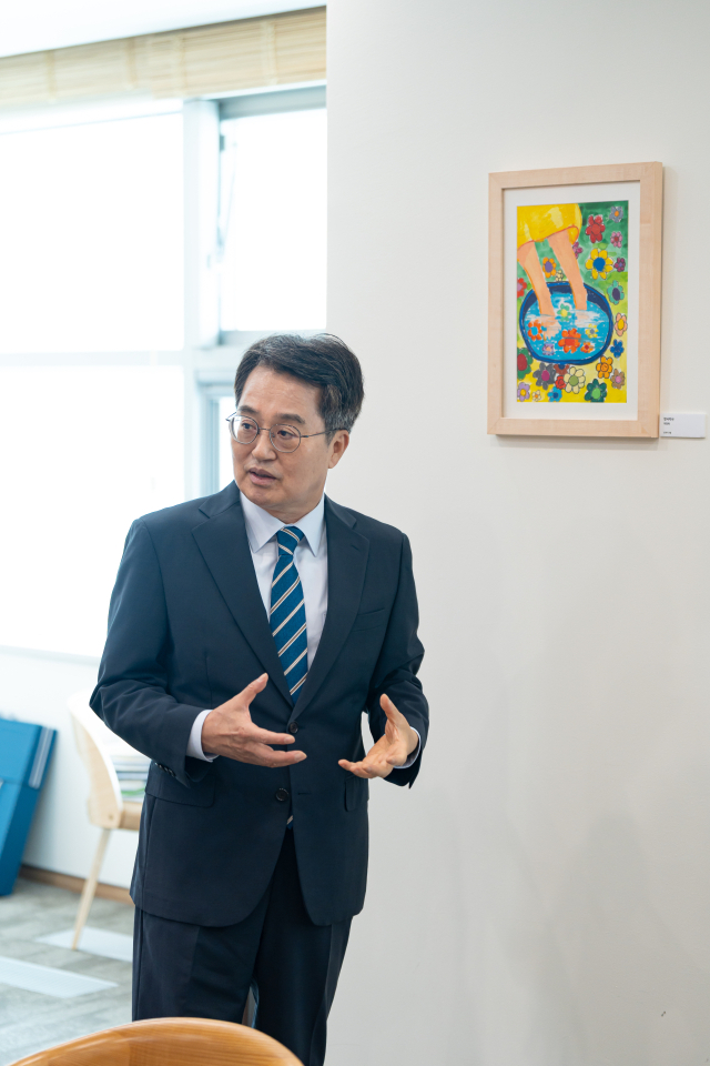 김동연 지사의 책상에는 서류들이 가득하다.